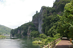 青の洞門全景